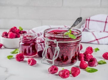 Dégustez la douceur naturelle avec nos irrésistibles confitures et marmelades. Ces saveurs fruitées subliment votre petit-déjeuner ou apportent une touche sophistiquée à vos desserts !