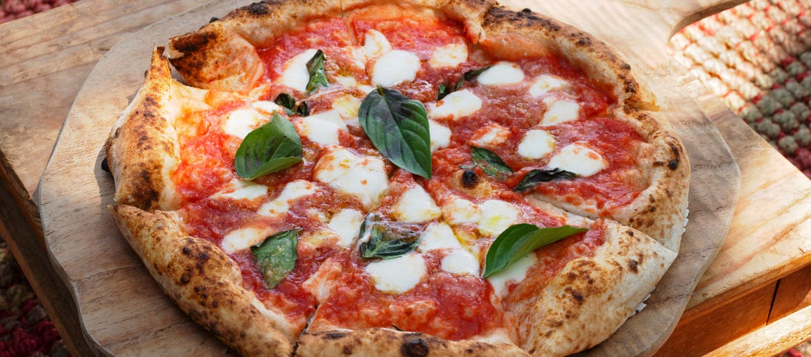 Neapolitanische Pizza selber machen: Tipps für Teig, Sauce & Backofen