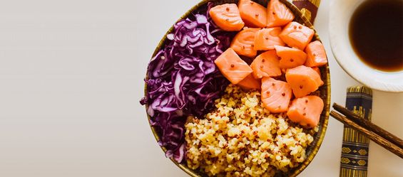 Bowl de salmón, bulgur, quinoa y col lombarda