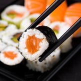 Ingredientes y accesorios para sushi casero