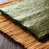 Fogli di alghe e nori per piatti di ispirazione asiatica