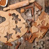 Ingredienti e accessori per preparare biscotti natalizi e prodotti da forno per Natale