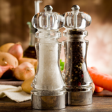 Mlýnky na koření a nádobky na olej pro jídelní stůl