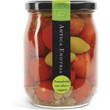 Surowe pomidory, kapary i oliwki w słoiku bio